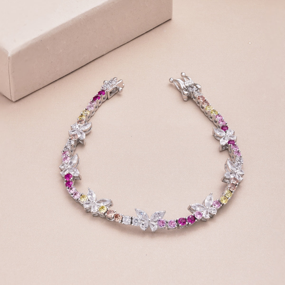 [baslovejewels]華やかでカラフルな蝶の形のラウンドカットのデイリーブレスレット