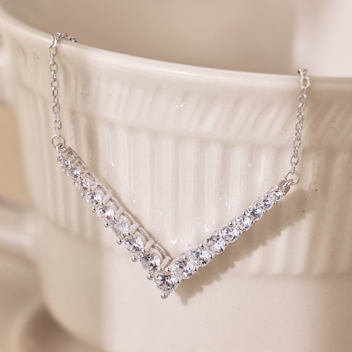 [baslovejewels]Verzierte Halskette mit Rundschliff