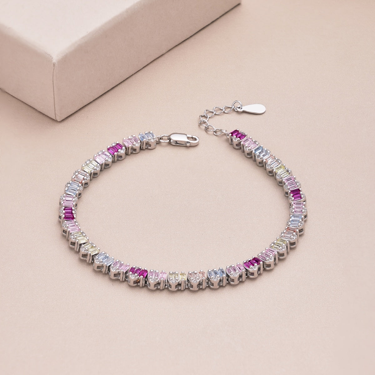 [baslovejewels]繊細でカラフルなエメラルドカットのパーティーブレスレット