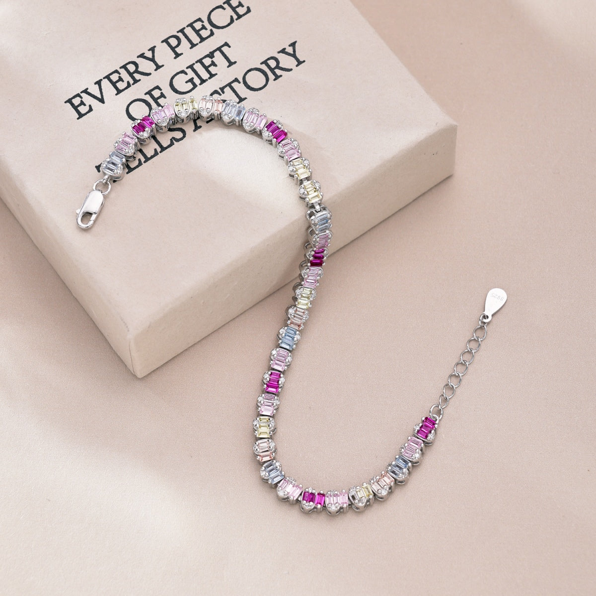 [baslovejewels]繊細でカラフルなエメラルドカットのパーティーブレスレット