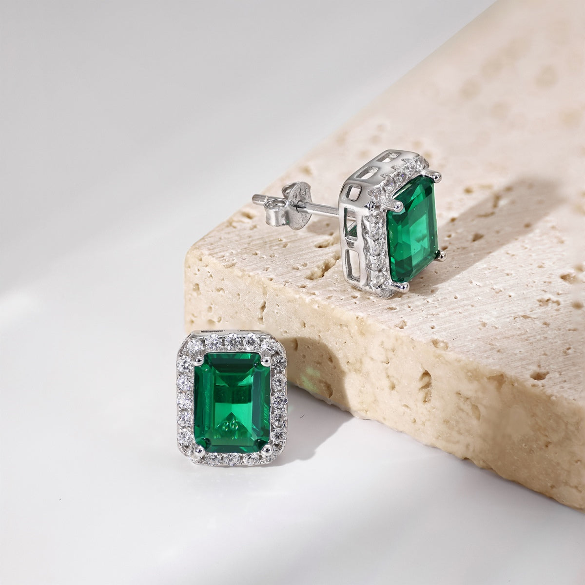 [baslovejewels]豪華で上品なエメラルドカットのバンケットイヤリング