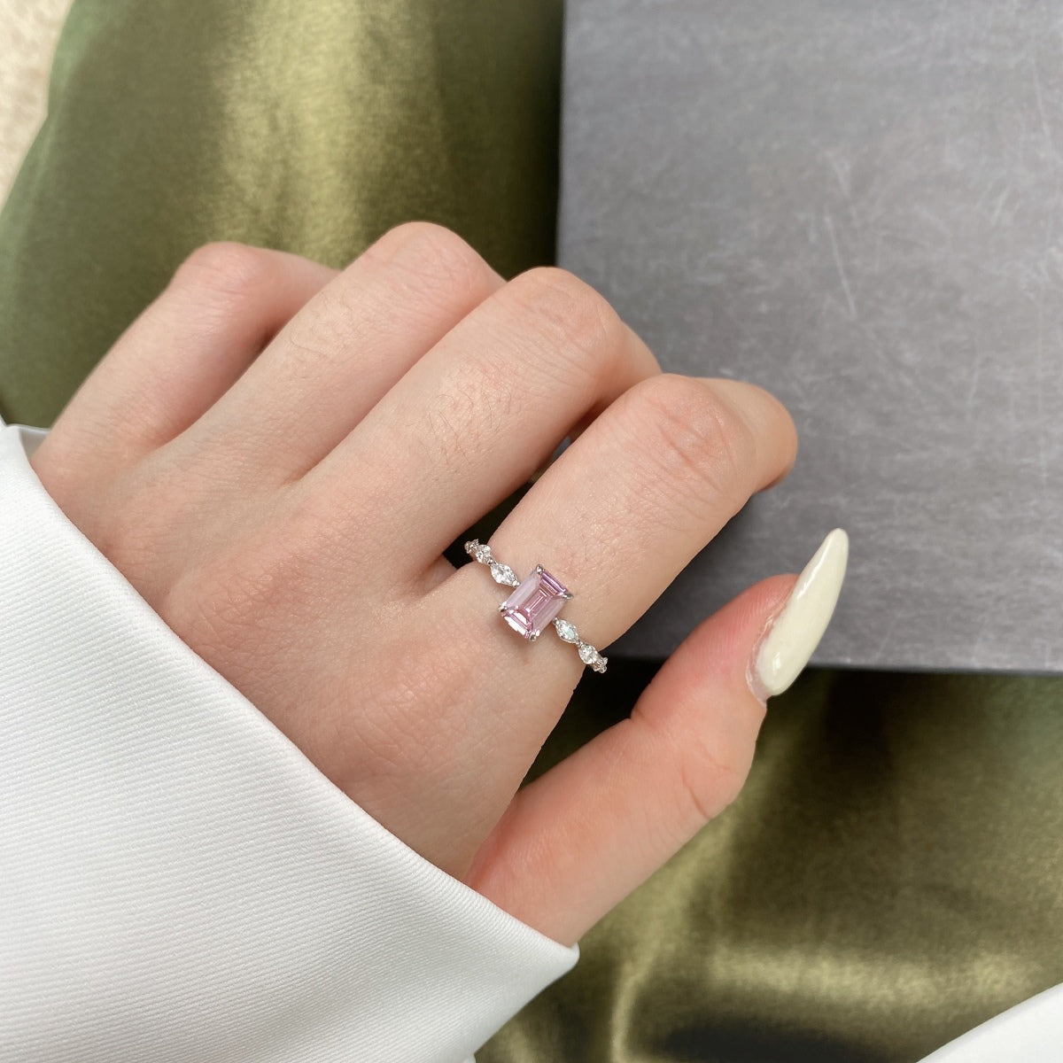 [baslovejewels]1.0カラットの繊細で輝くラディアントカットのデイリーリング