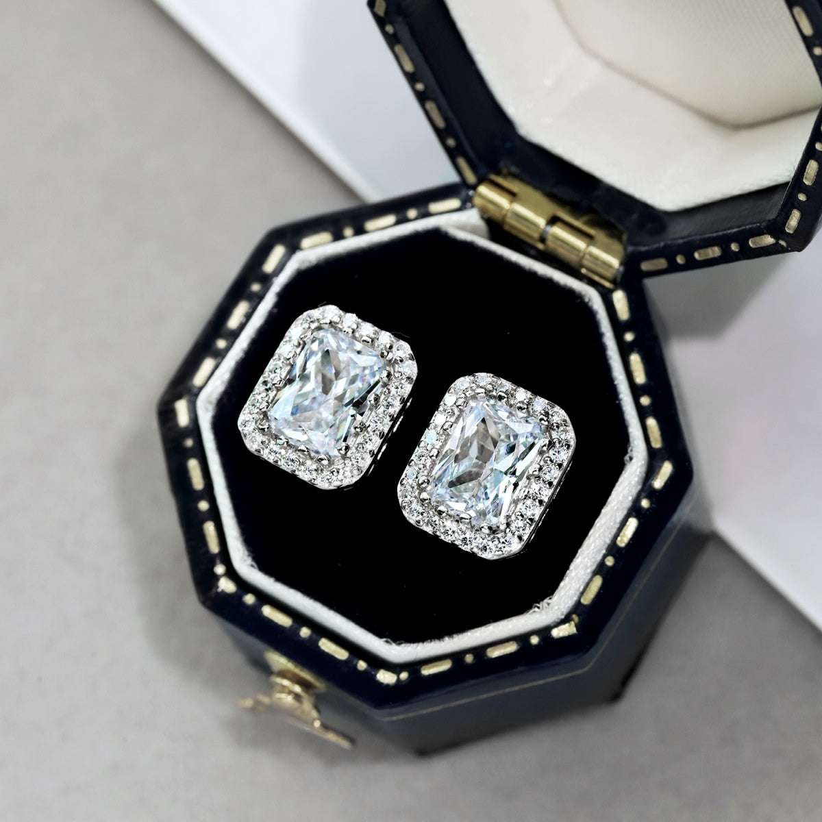 [baslovejewels]1.0カラットの贅沢で繊細なエメラルドカットのデイリーイヤリング