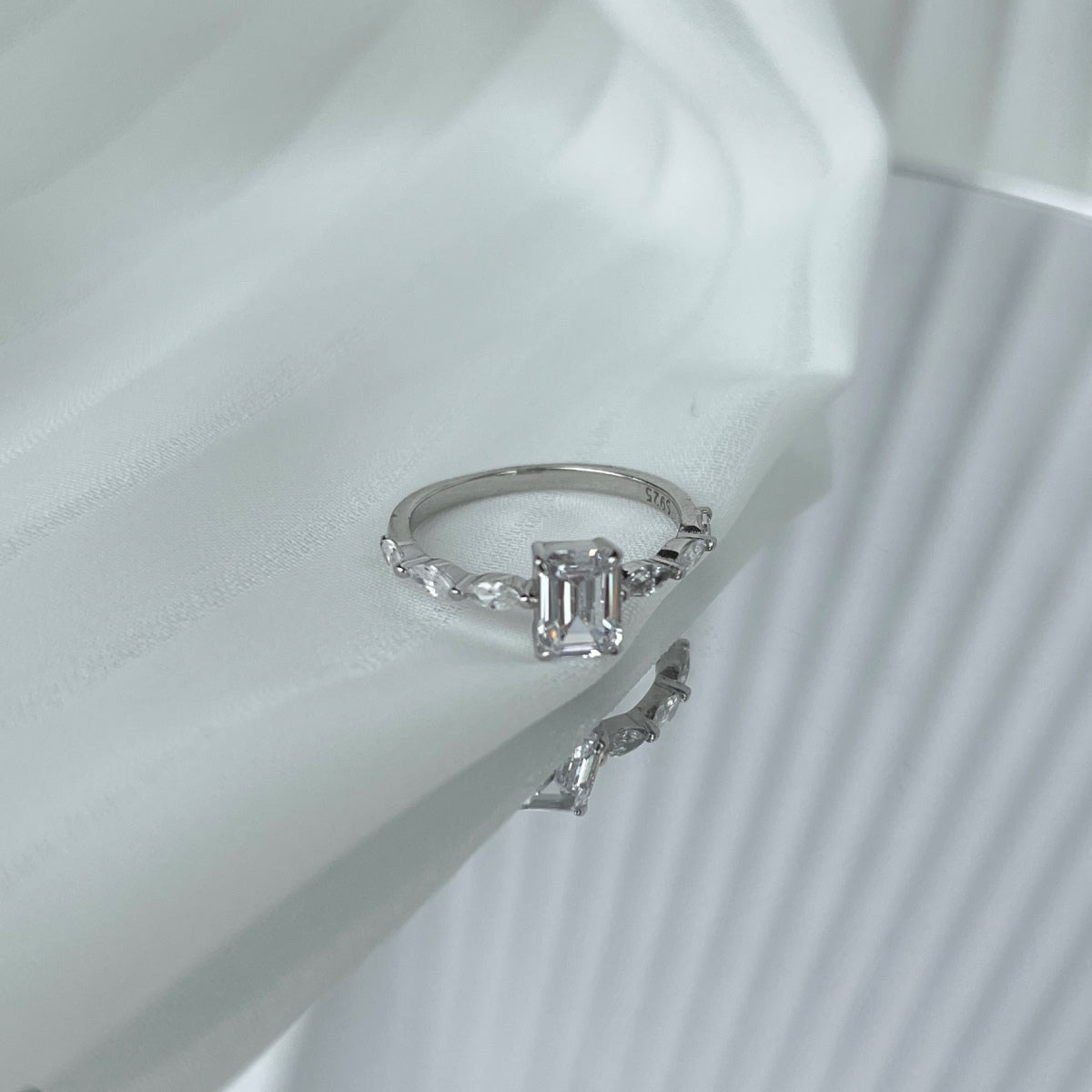 [baslovejewels]1.0カラットの繊細で輝くラディアントカットのデイリーリング