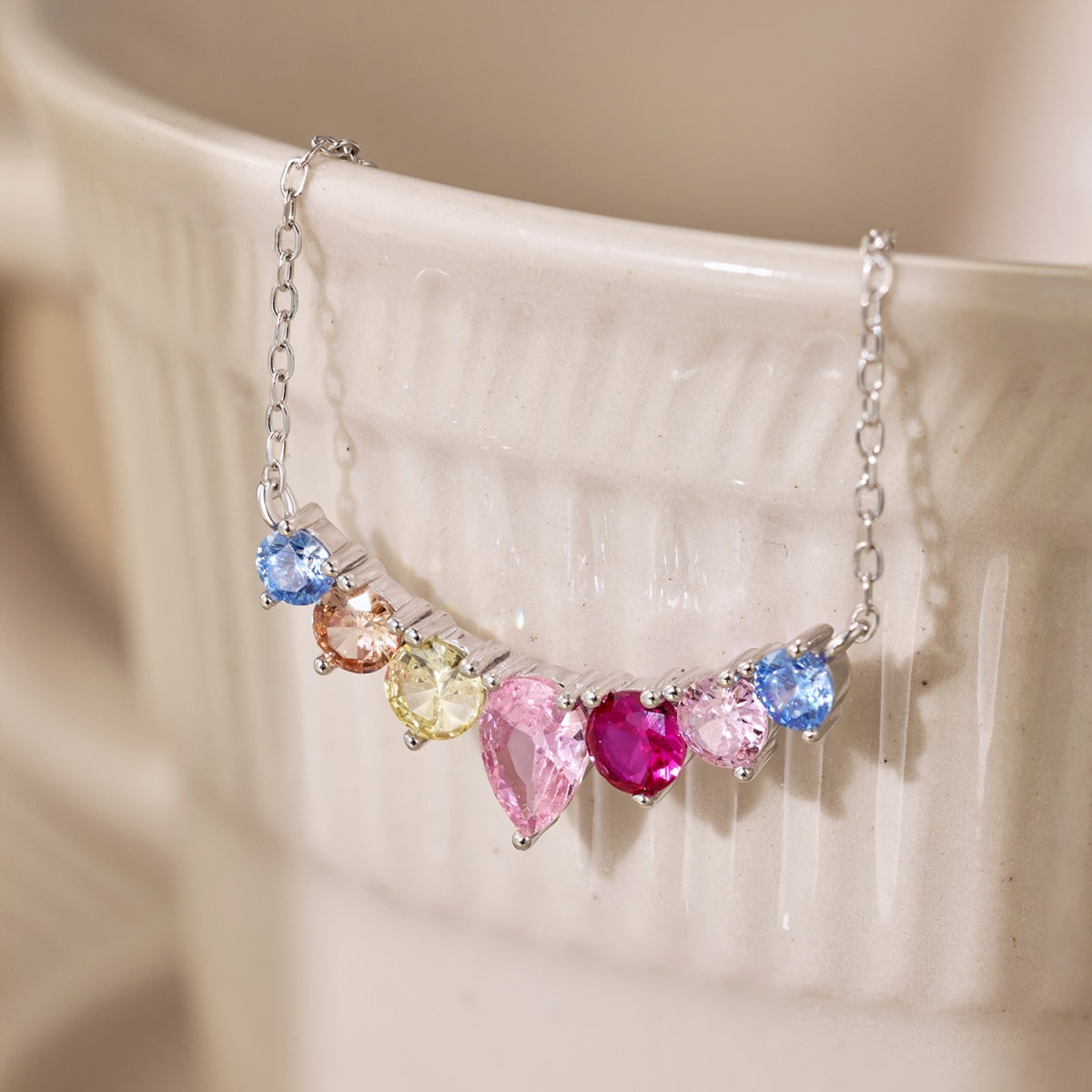 [baslovejewels]Zierliche bunte Herzkette