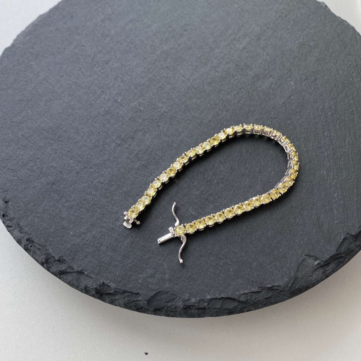 [baslovejewels] Verziertes, schillerndes Tennisarmband mit Rundschliff
