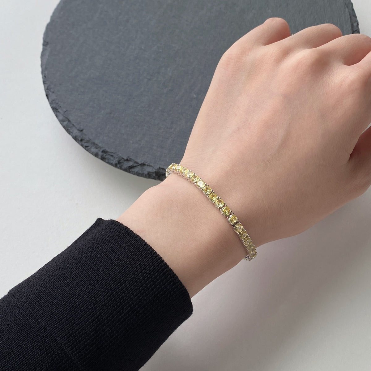 [baslovejewels] Verziertes, schillerndes Tennisarmband mit Rundschliff