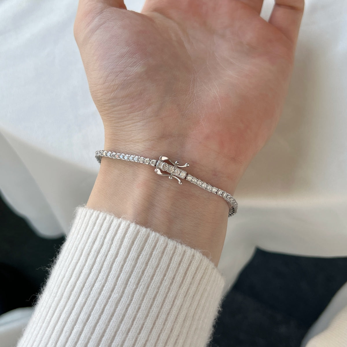 [baslovejewels]まばゆいばかりの絶妙なラウンドカットのデイリーブレスレット