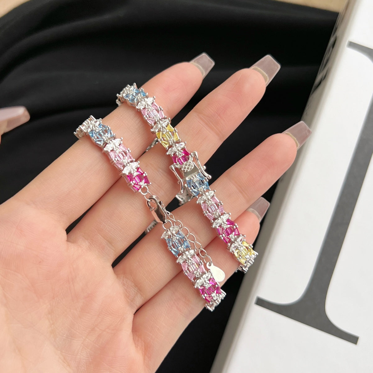 [baslovejewels] Zartes, farbenfrohes Party-Armband mit mehreren Schnitten