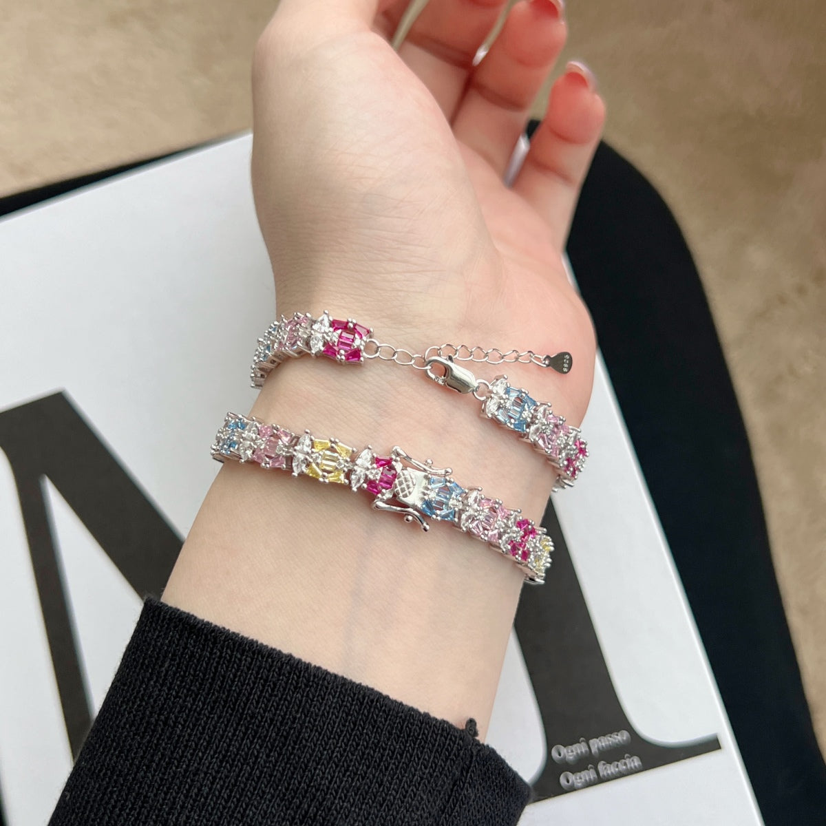 [baslovejewels] Zartes, farbenfrohes Party-Armband mit mehreren Schnitten