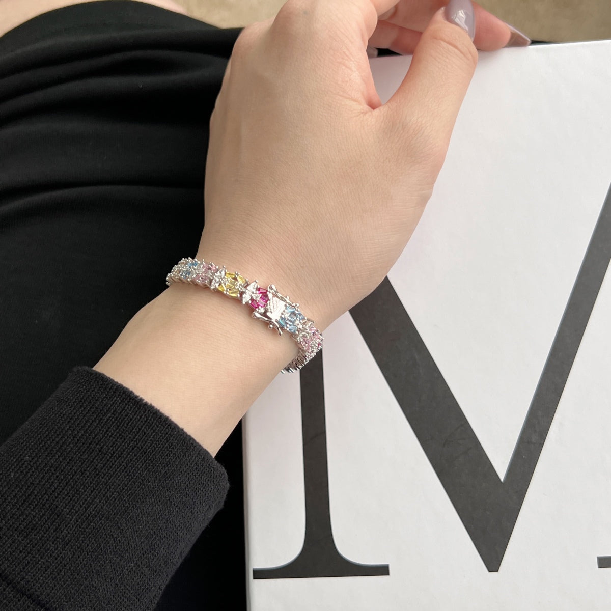 [baslovejewels] Zartes, farbenfrohes Party-Armband mit mehreren Schnitten