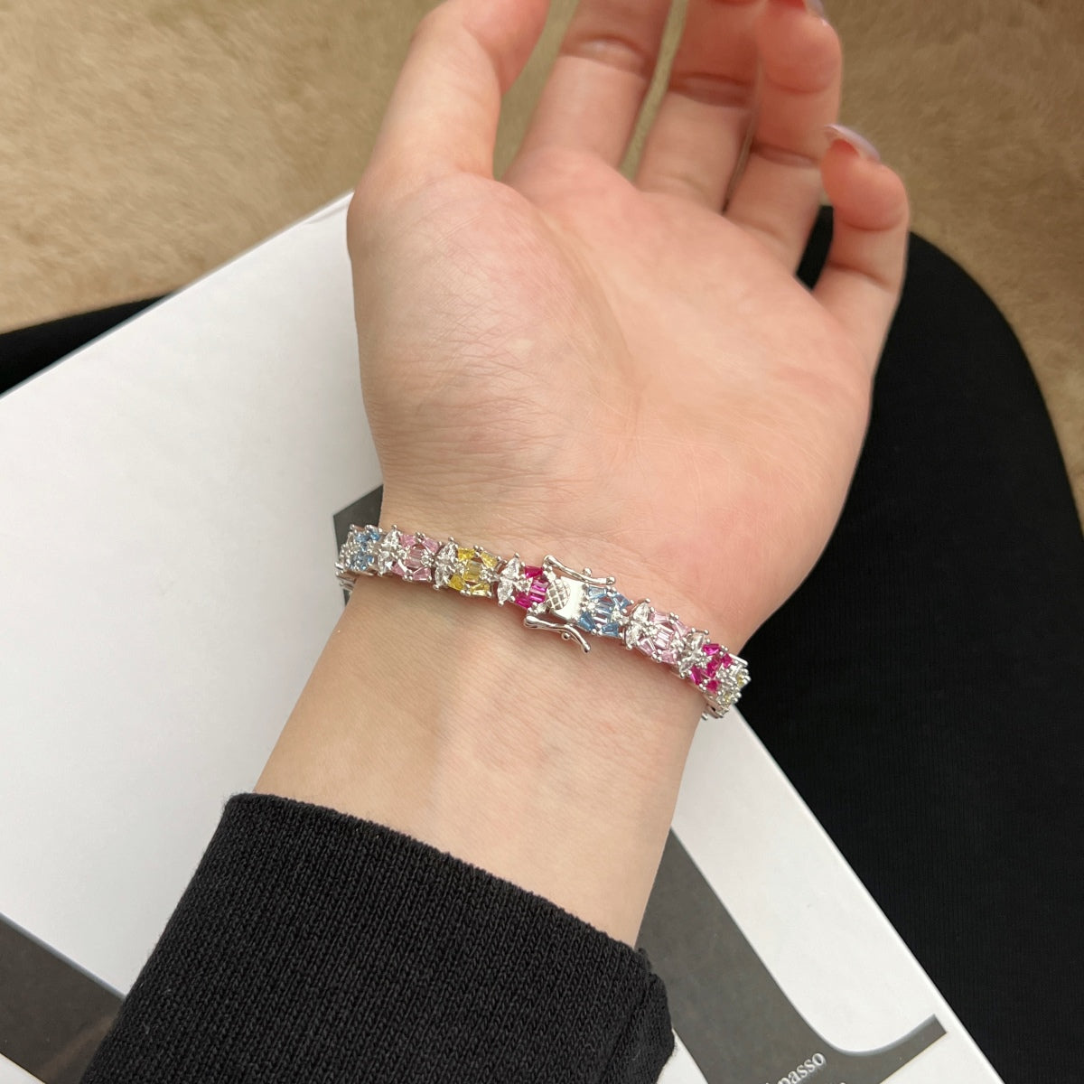 [baslovejewels] Zartes, farbenfrohes Party-Armband mit mehreren Schnitten