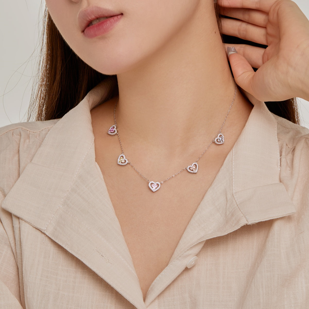 [baslovejewels]Funkelnde Halskette mit fünf Herzen
