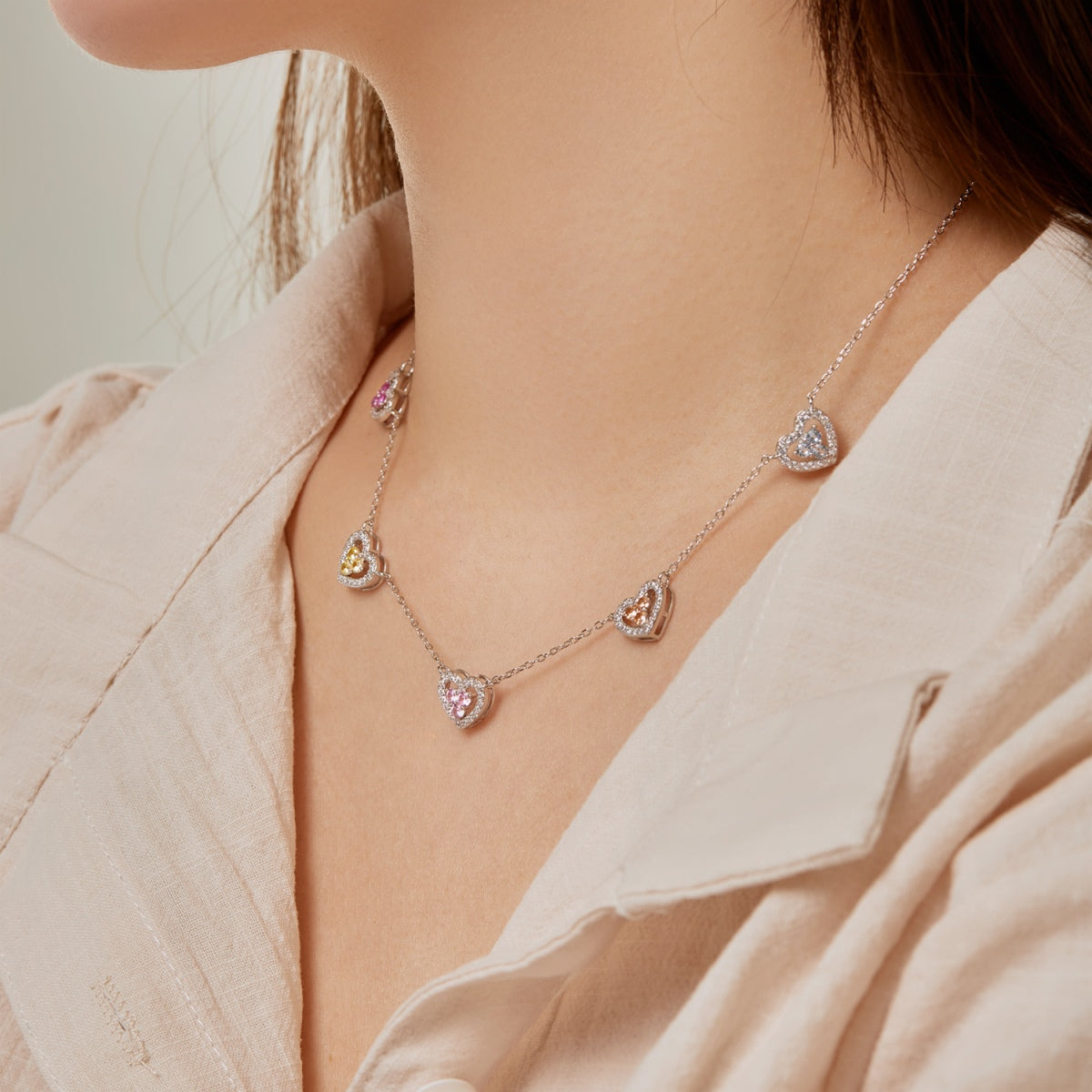[baslovejewels]Funkelnde Halskette mit fünf Herzen