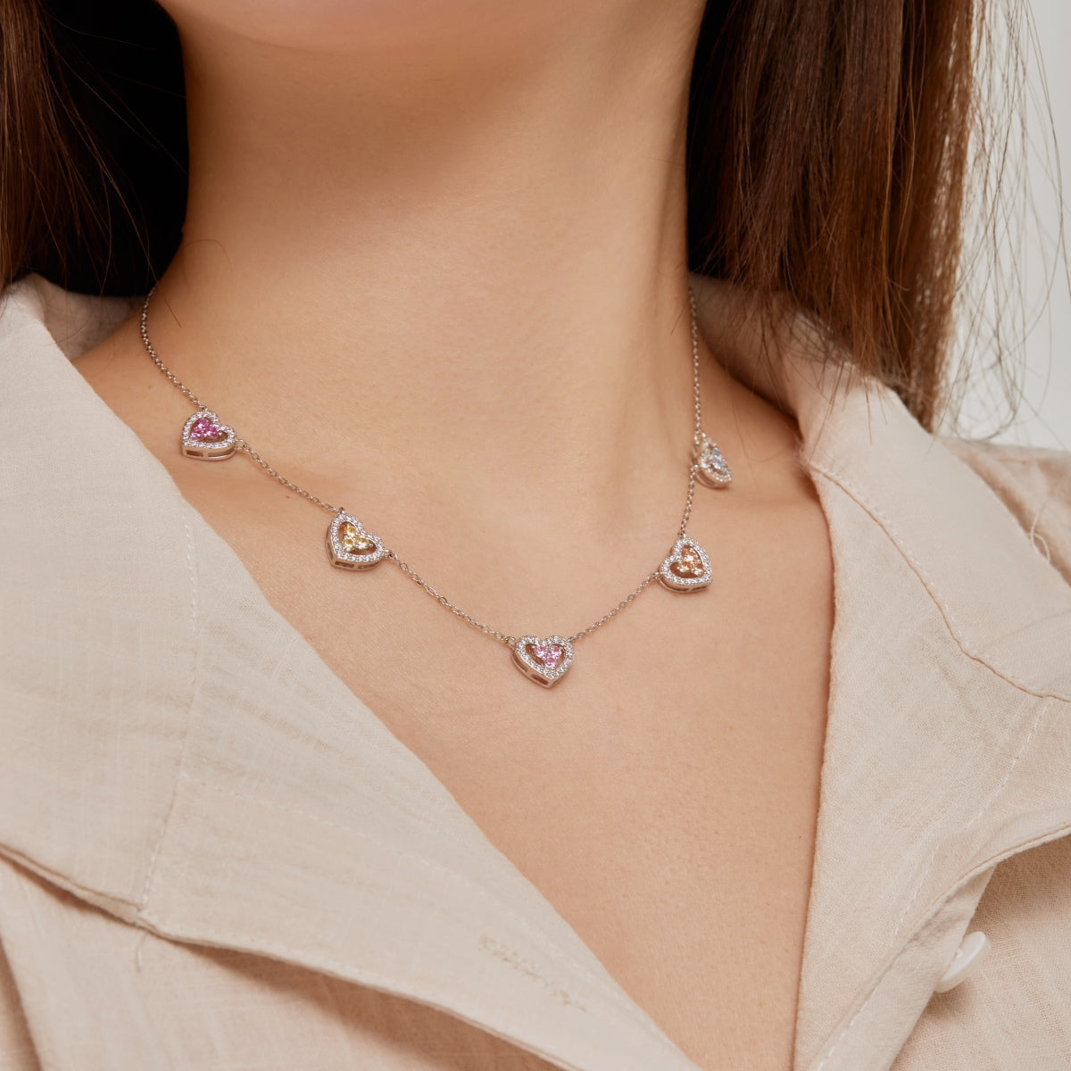 [baslovejewels]Funkelnde Halskette mit fünf Herzen