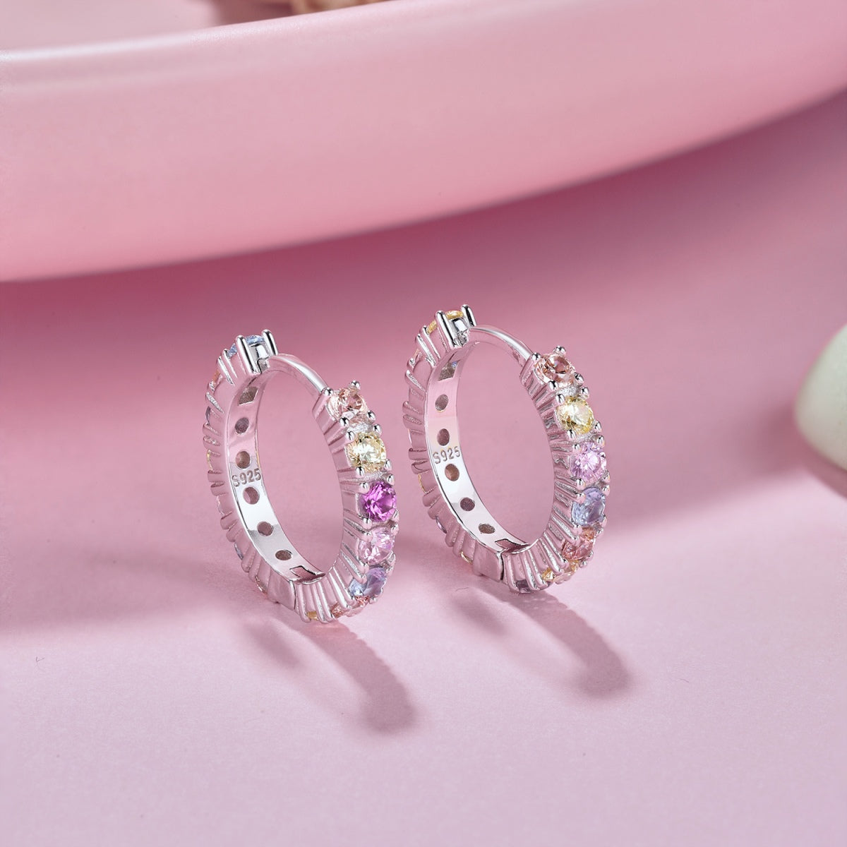 [baslovejewels] Strahlend bunte Ohrringe im Rundschliff