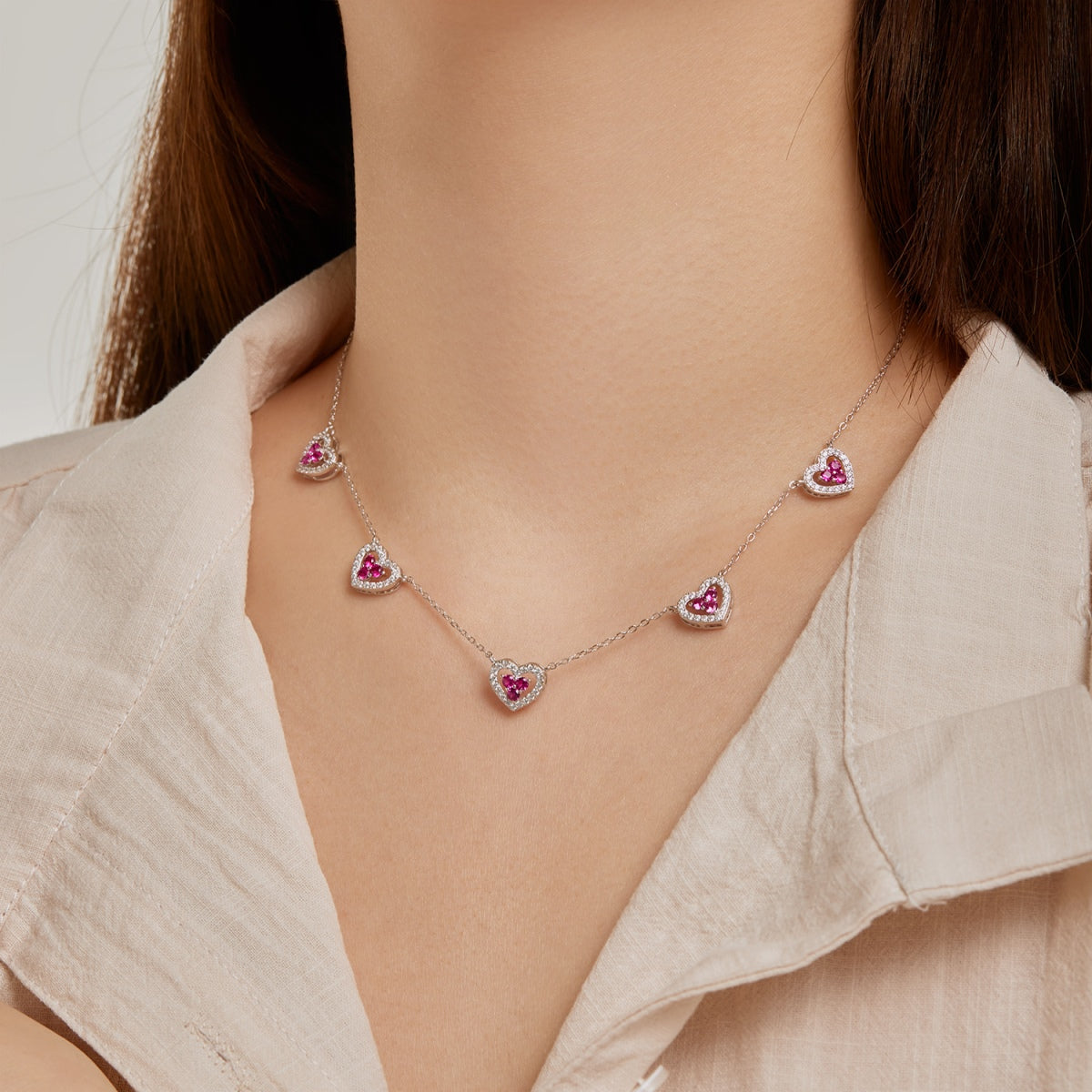 [baslovejewels]Funkelnde Halskette mit fünf Herzen