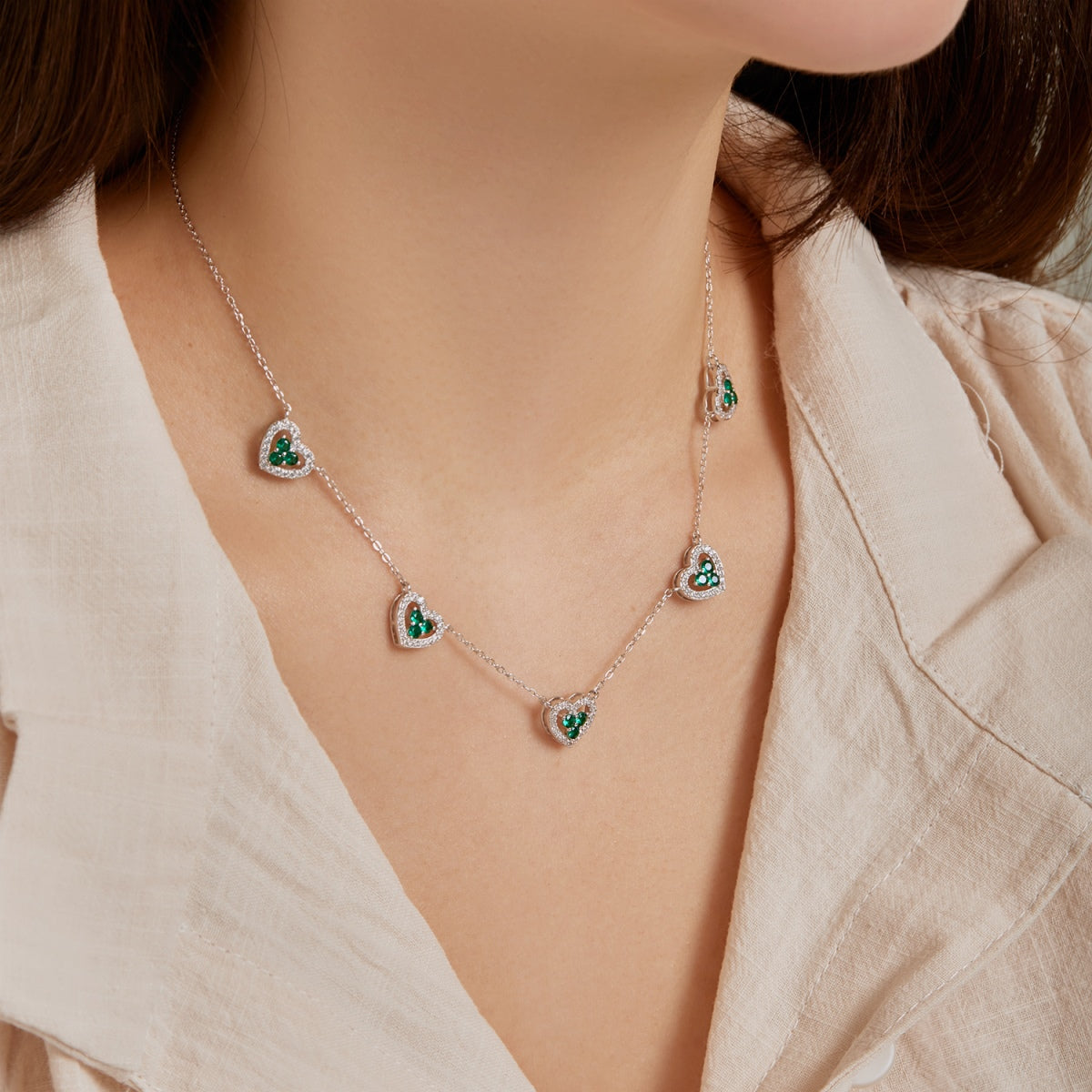 [baslovejewels]Funkelnde Halskette mit fünf Herzen