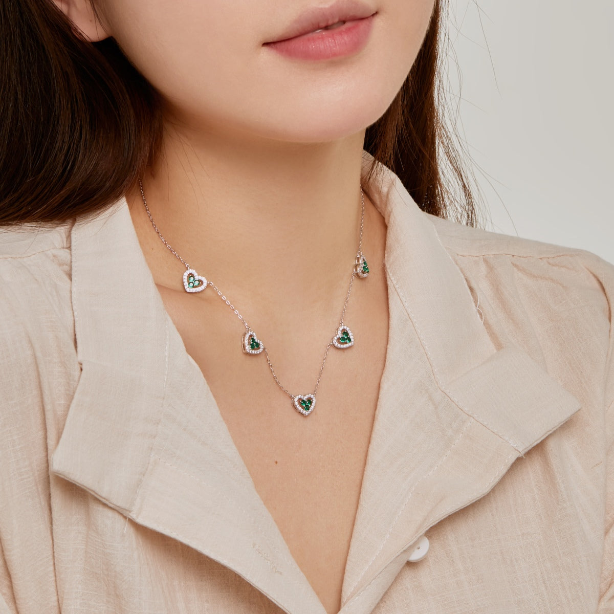 [baslovejewels]Funkelnde Halskette mit fünf Herzen