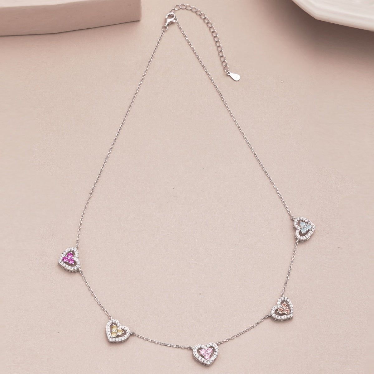 [baslovejewels]Funkelnde Halskette mit fünf Herzen