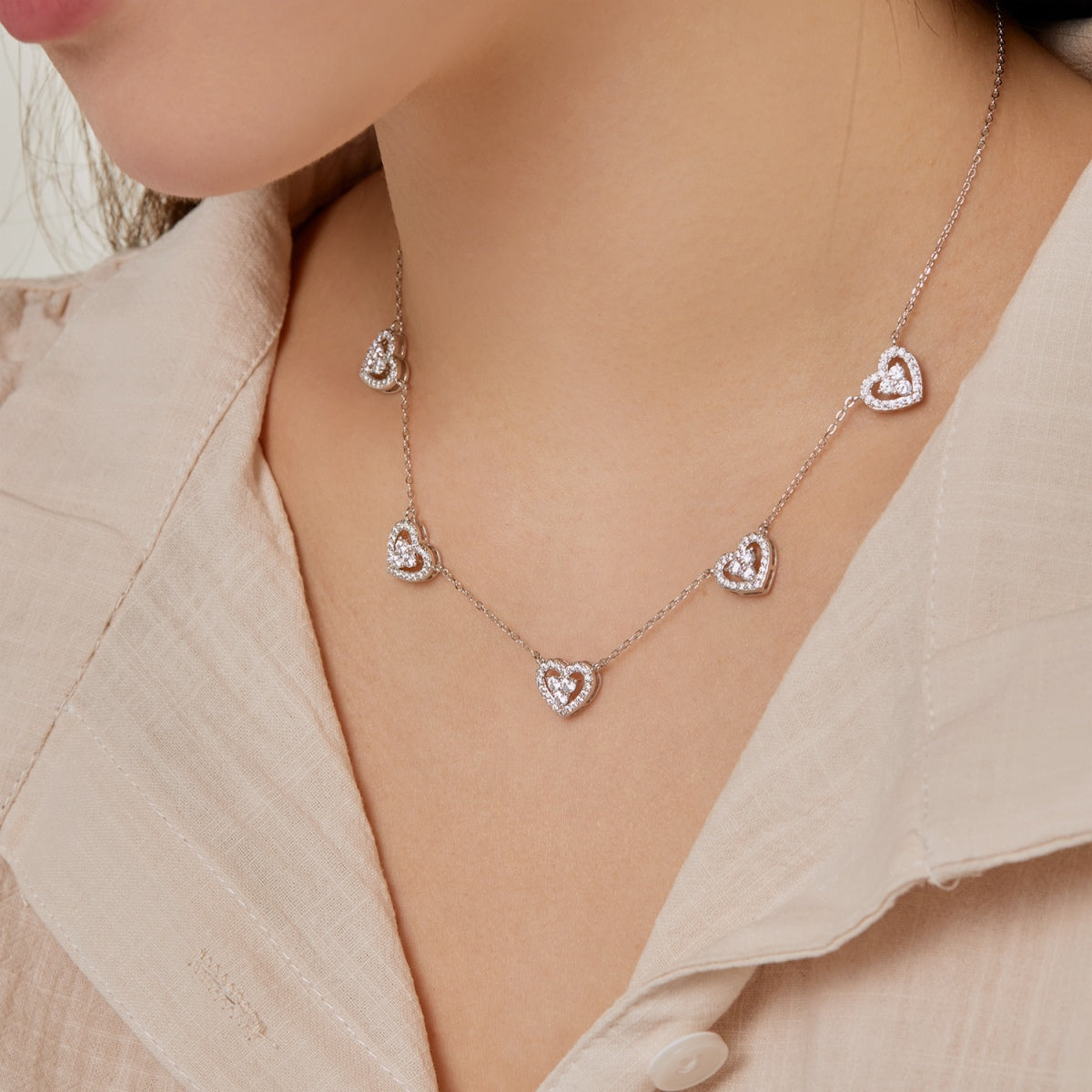 [baslovejewels]Funkelnde Halskette mit fünf Herzen