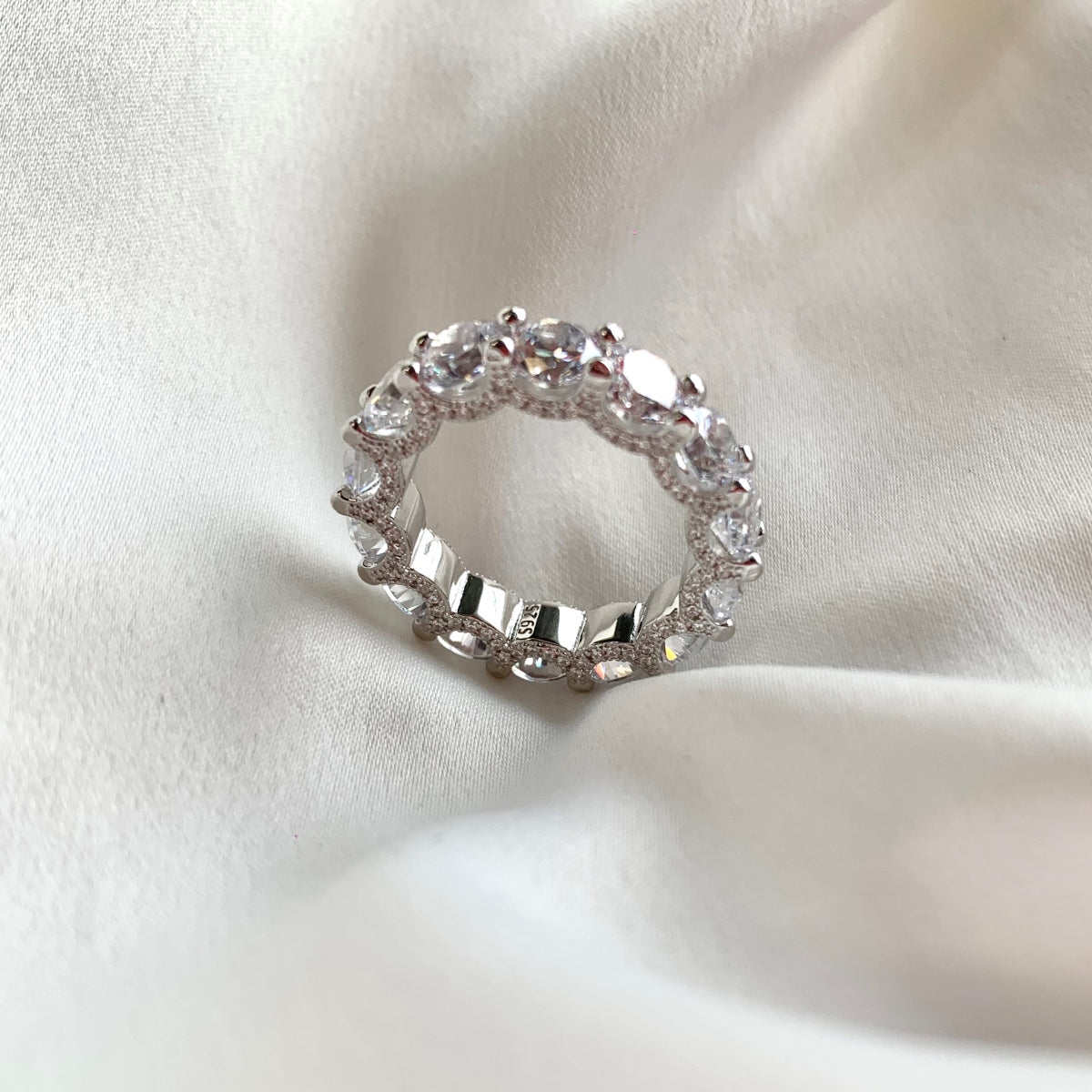 [baslovejewels] Wunderschöner Tennisring mit rundem Schliff